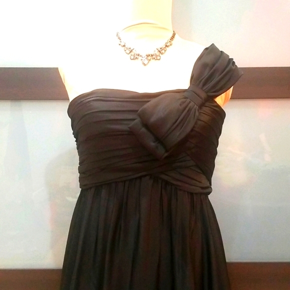 Elegant Gown - Picture 3 of 12